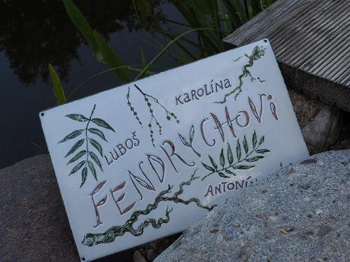 Familien-Hausschild mit dem Namen „Fendrychovi“ und einem Zweigmotiv.