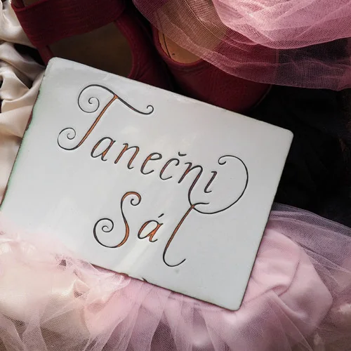 Raumschild „Taneční sál“ für einen Tanzsaal — Feueremaille auf Kupfer