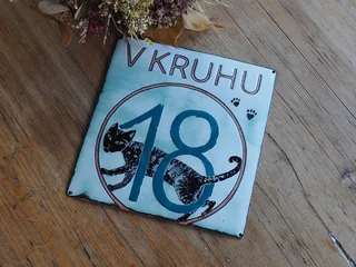 Gartentor-Schild mit Katermotiv und Nummer 18 — Feueremaille auf Kupfer